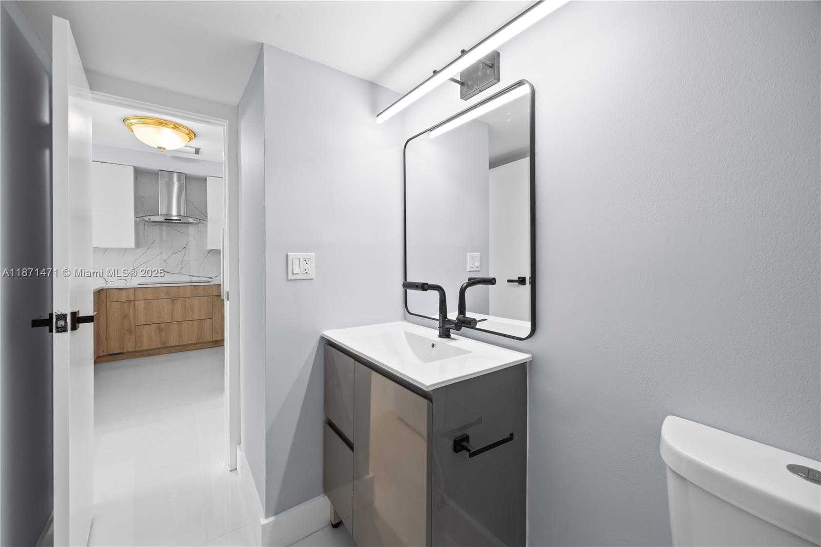 Small Image of 20335 E Country Club Dr, Aventura, FL 33180, USA Number 20