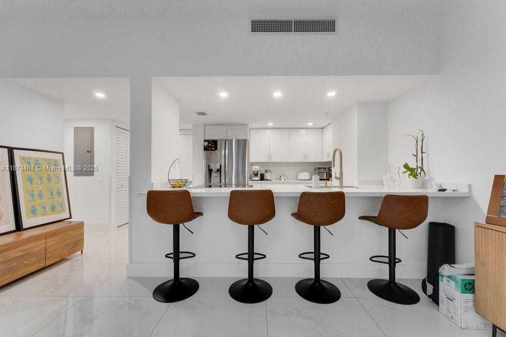 Small Image of 1800 NORTH BAYSHORE DR #614, Miami Number 10