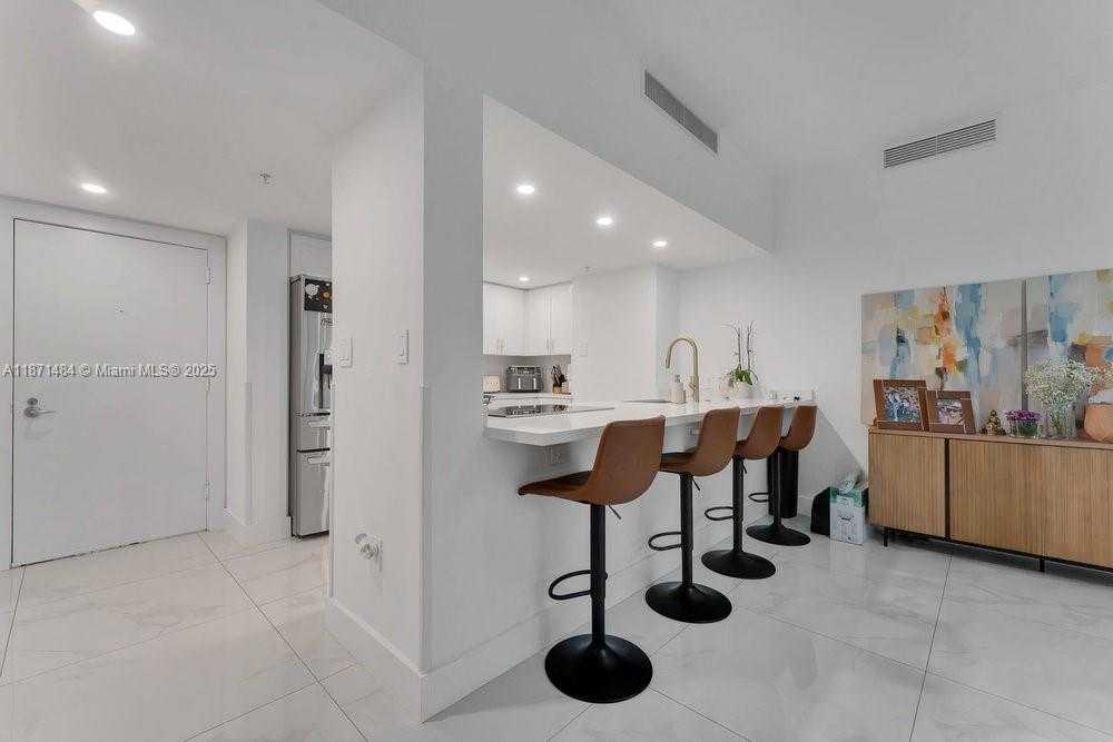 Small Image of 1800 NORTH BAYSHORE DR #614, Miami Number 7