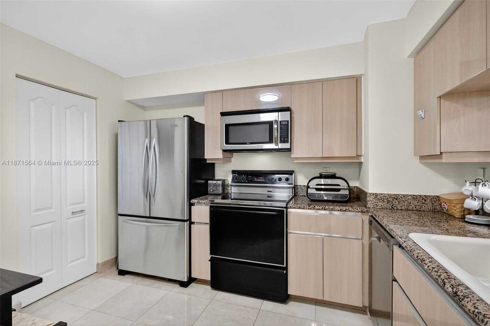 Small Image of 5757 COLLINS AVE #801, Miami Beach Number 6