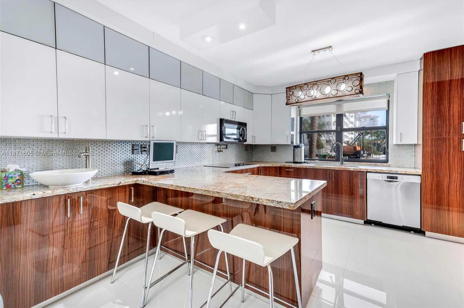 Small Image of 19707 TURNBERRY WAY #TH-6, Aventura Number 11