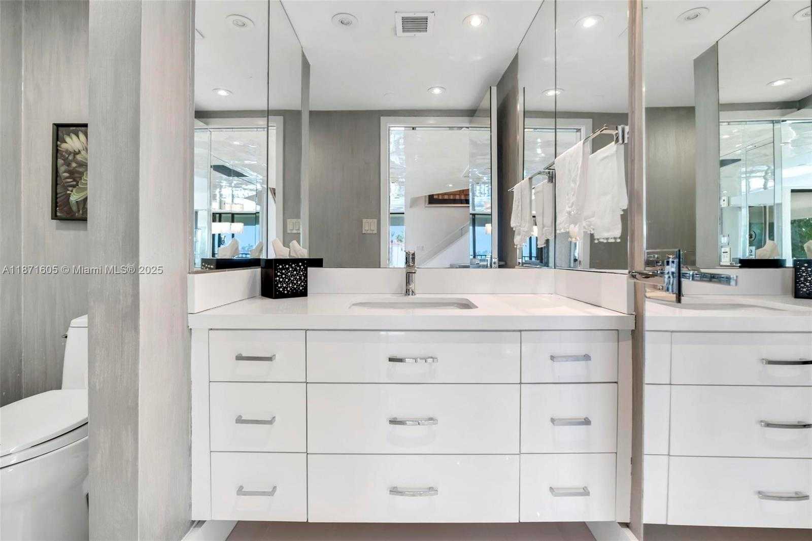 Small Image of 19707 TURNBERRY WAY #TH-6, Aventura Number 24