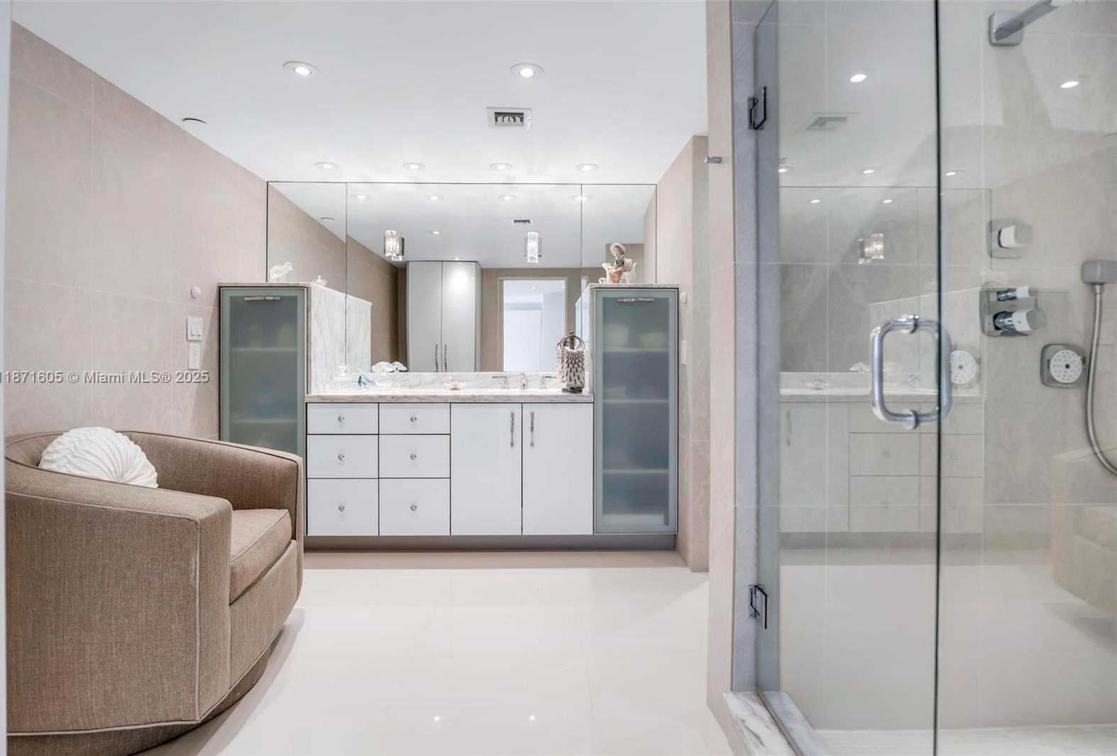 Small Image of 19707 TURNBERRY WAY #TH-6, Aventura Number 32