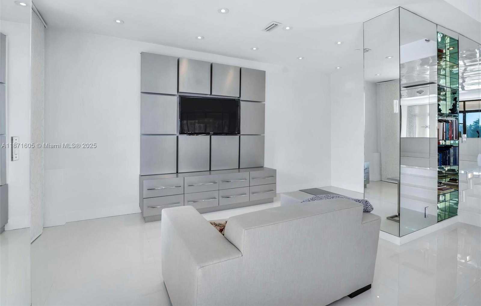 Small Image of 19707 TURNBERRY WAY #TH-6, Aventura Number 8