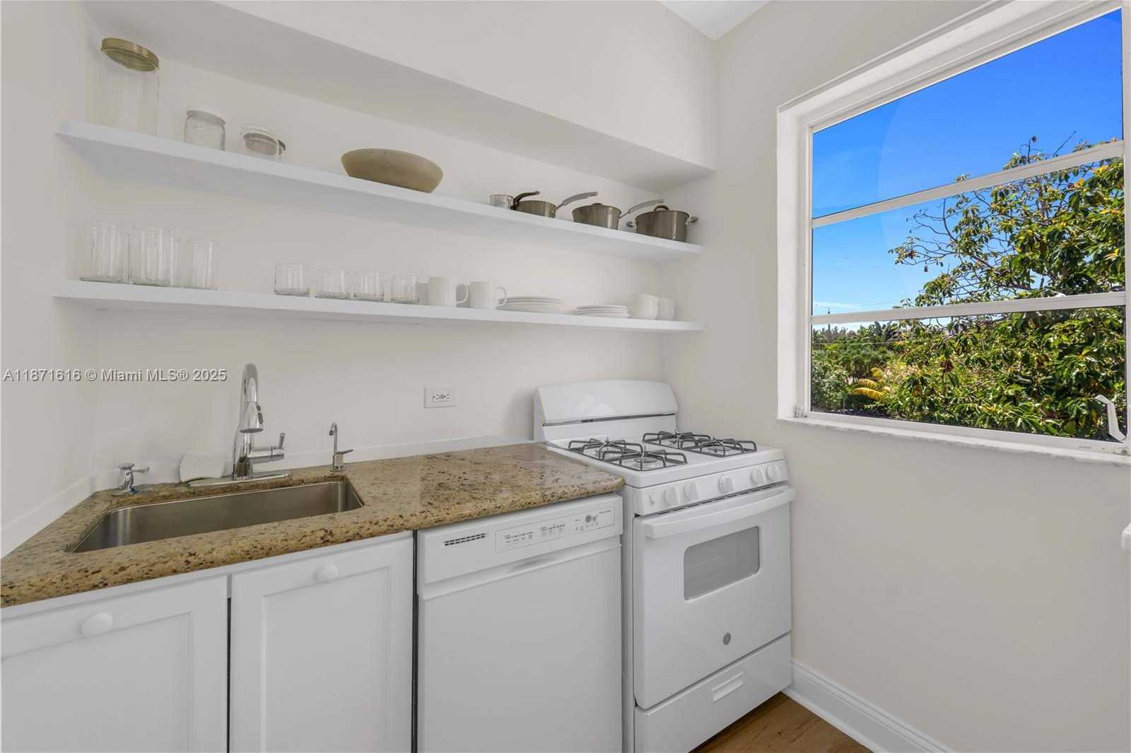 Small Image of 4710 PINE TREE DR #26, Miami Beach Number 12