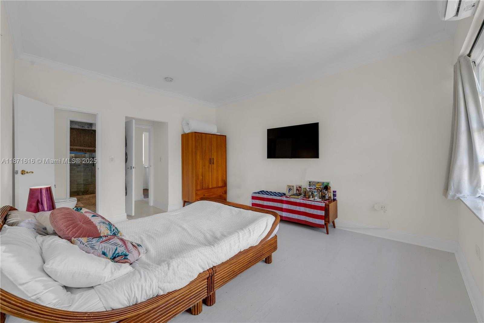 Small Image of 4710 PINE TREE DR #26, Miami Beach Number 14