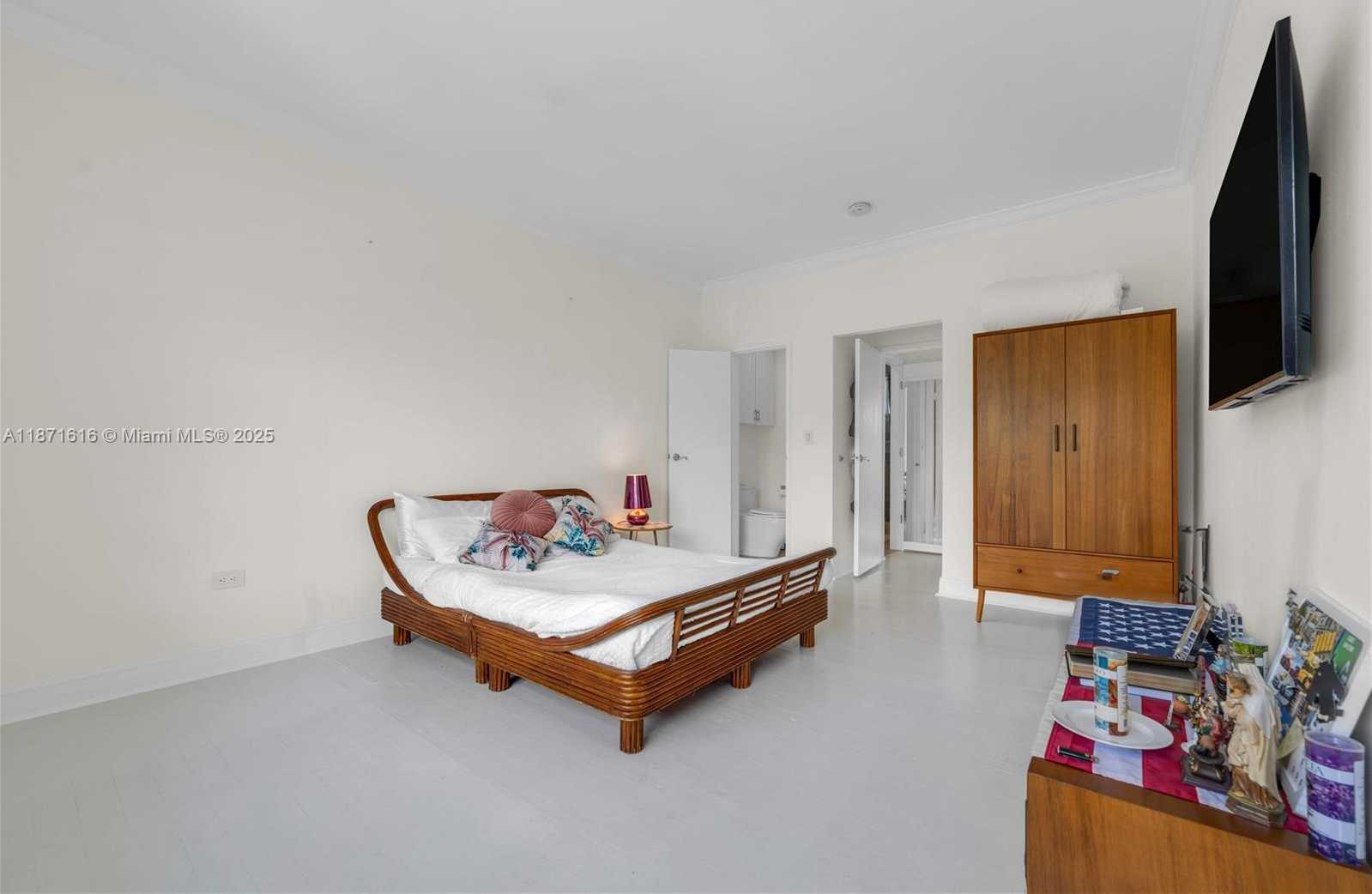 Small Image of 4710 PINE TREE DR #26, Miami Beach Number 15