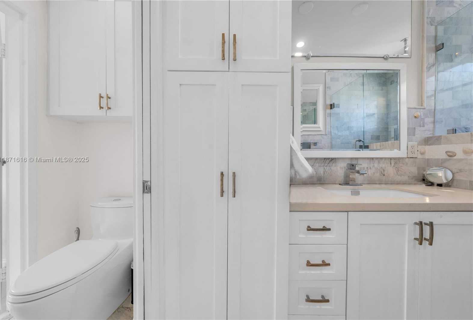Small Image of 4710 PINE TREE DR #26, Miami Beach Number 17
