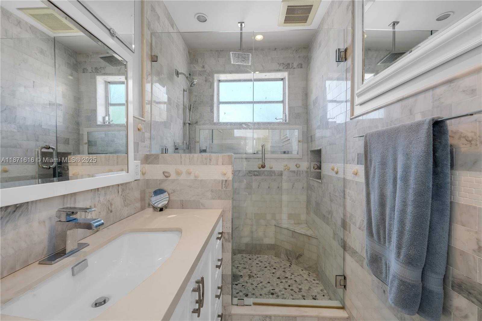 Small Image of 4710 PINE TREE DR #26, Miami Beach Number 18