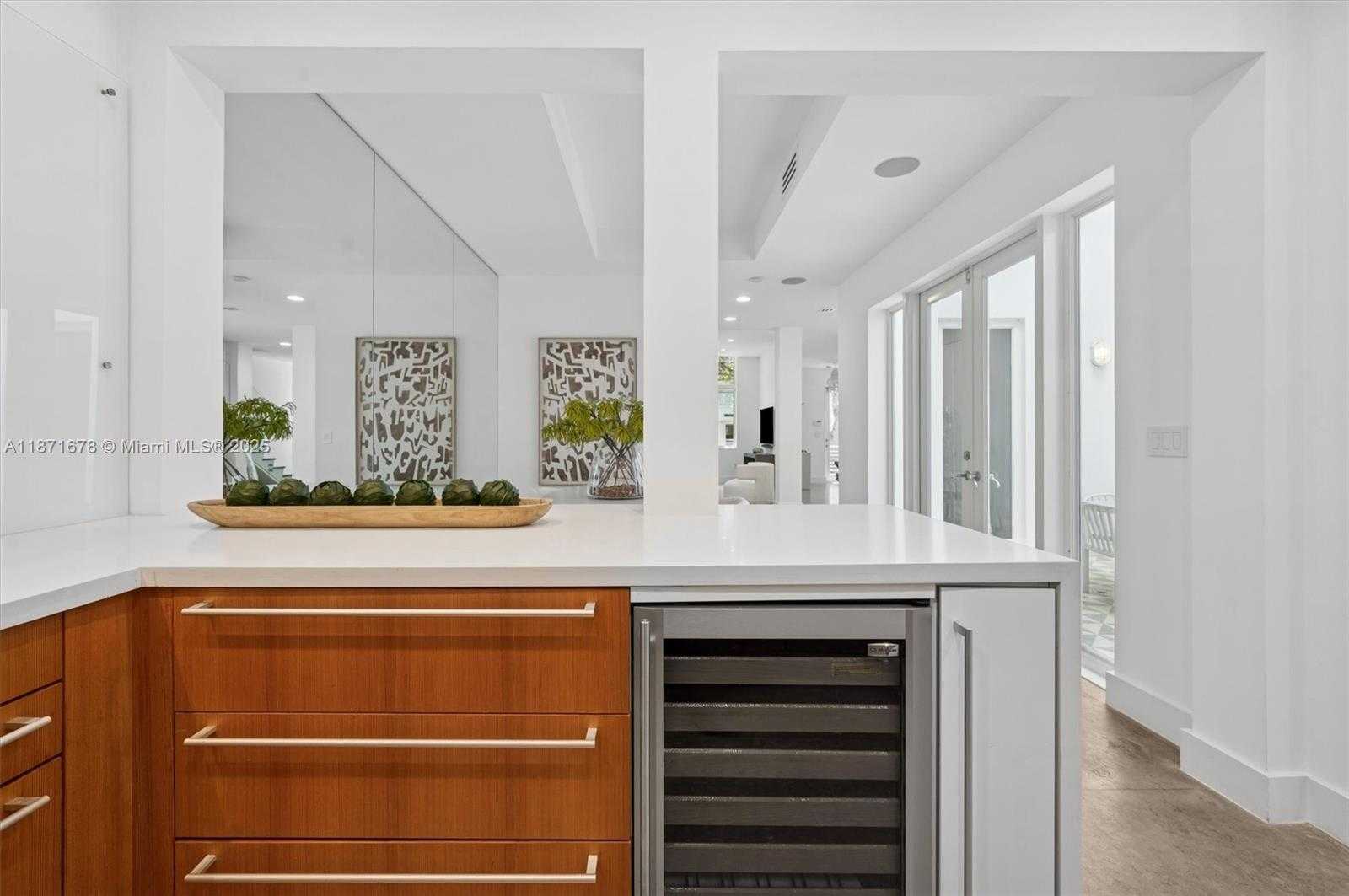 Small Image of 211 WATER WAY, Miami Beach Number 14
