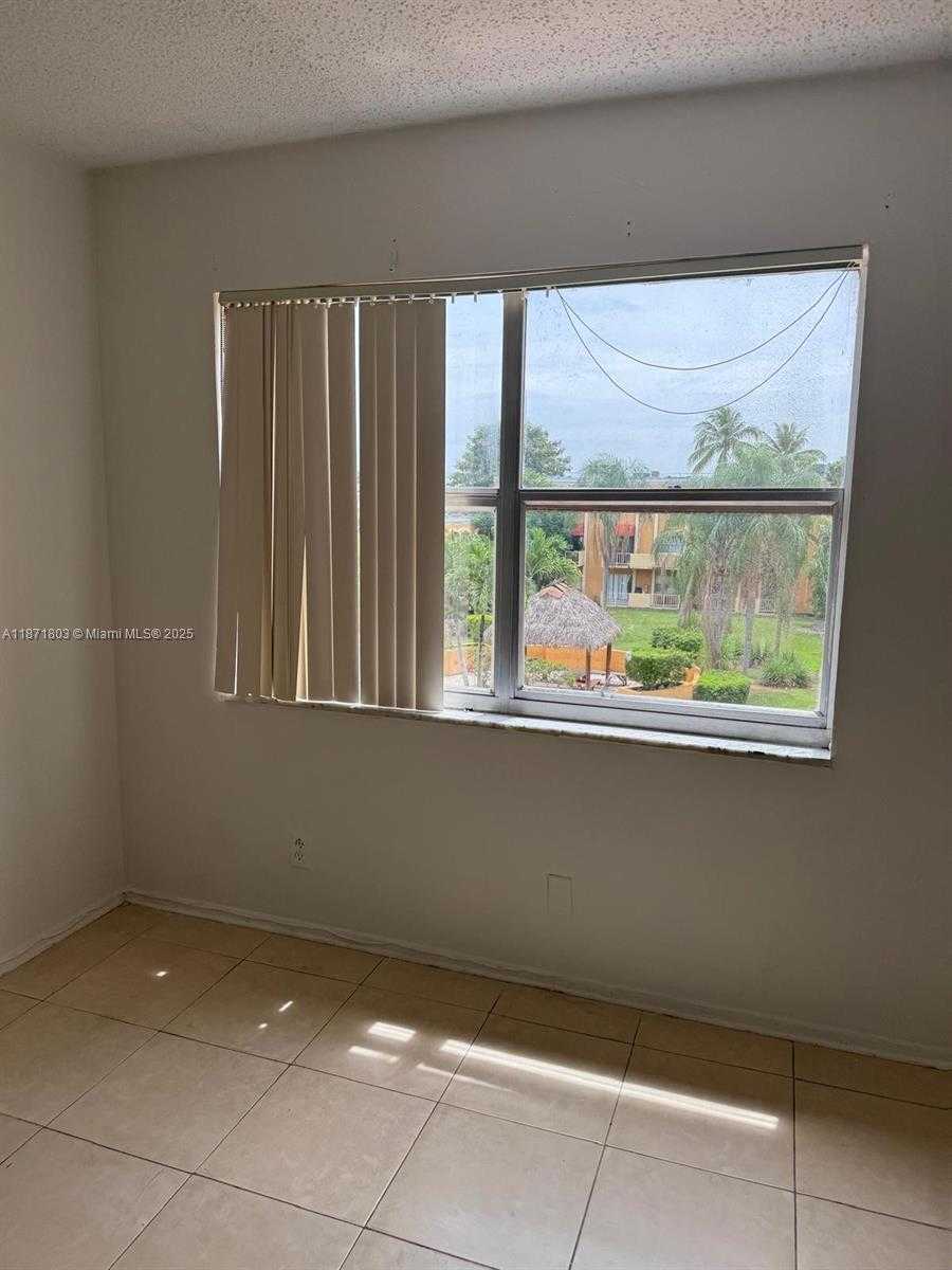 Small Image of 17901 NORTH WEST 68TH AVE #T203, Hialeah Number 4