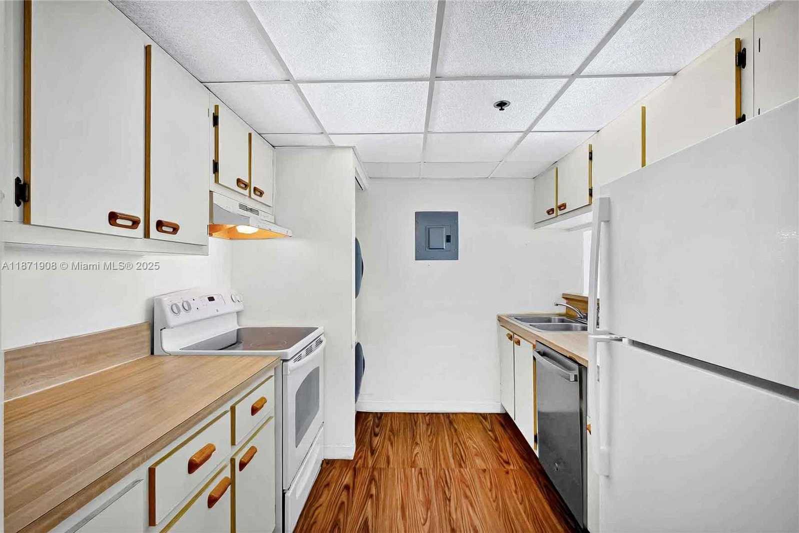 Small Image of 7601 EAST TREASURE DR #2222, North Bay Village Number 6