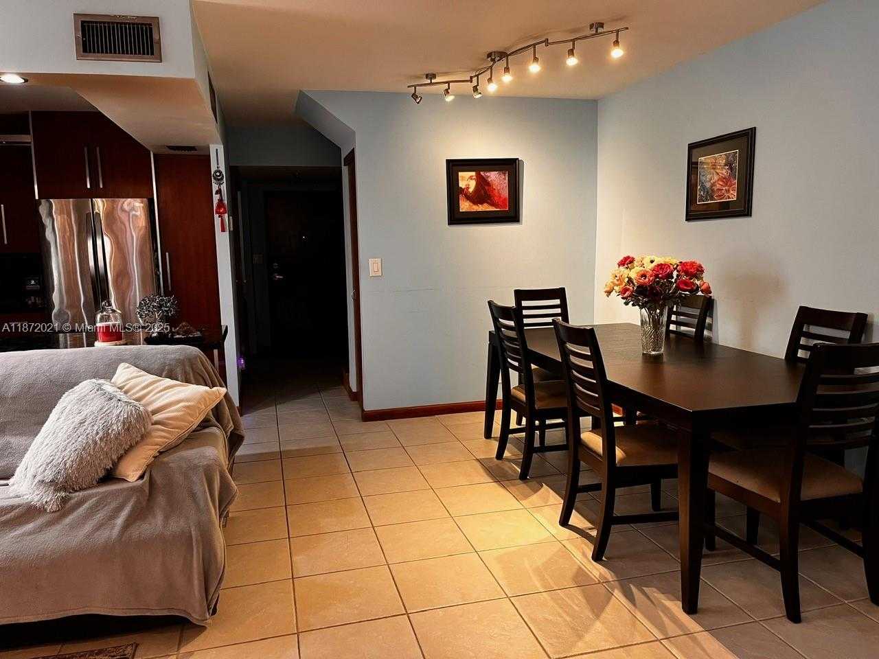 Small Image of Aventura Number 10