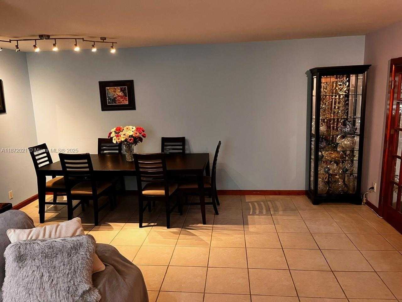 Small Image of Aventura Number 11