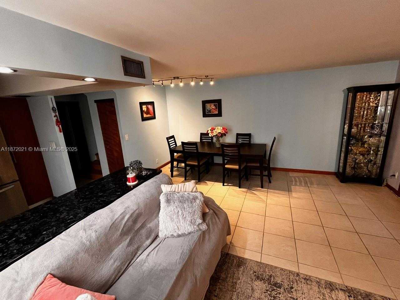 Small Image of Aventura Number 12