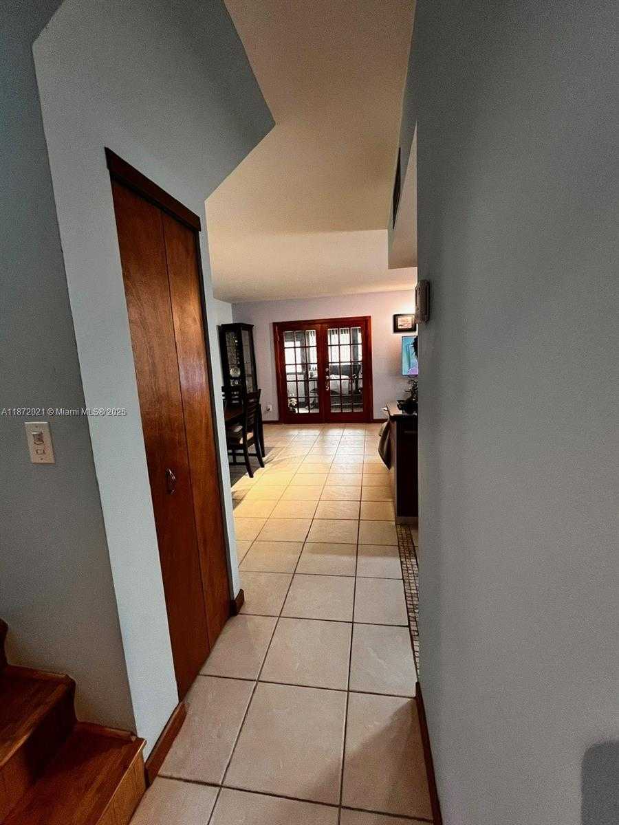 Small Image of Aventura Number 13