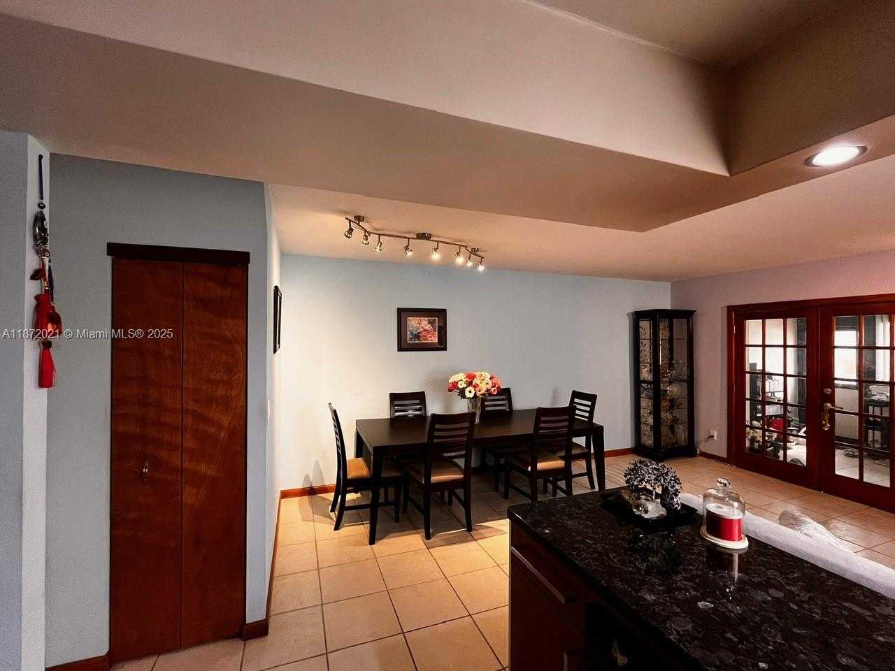 Small Image of Aventura Number 14