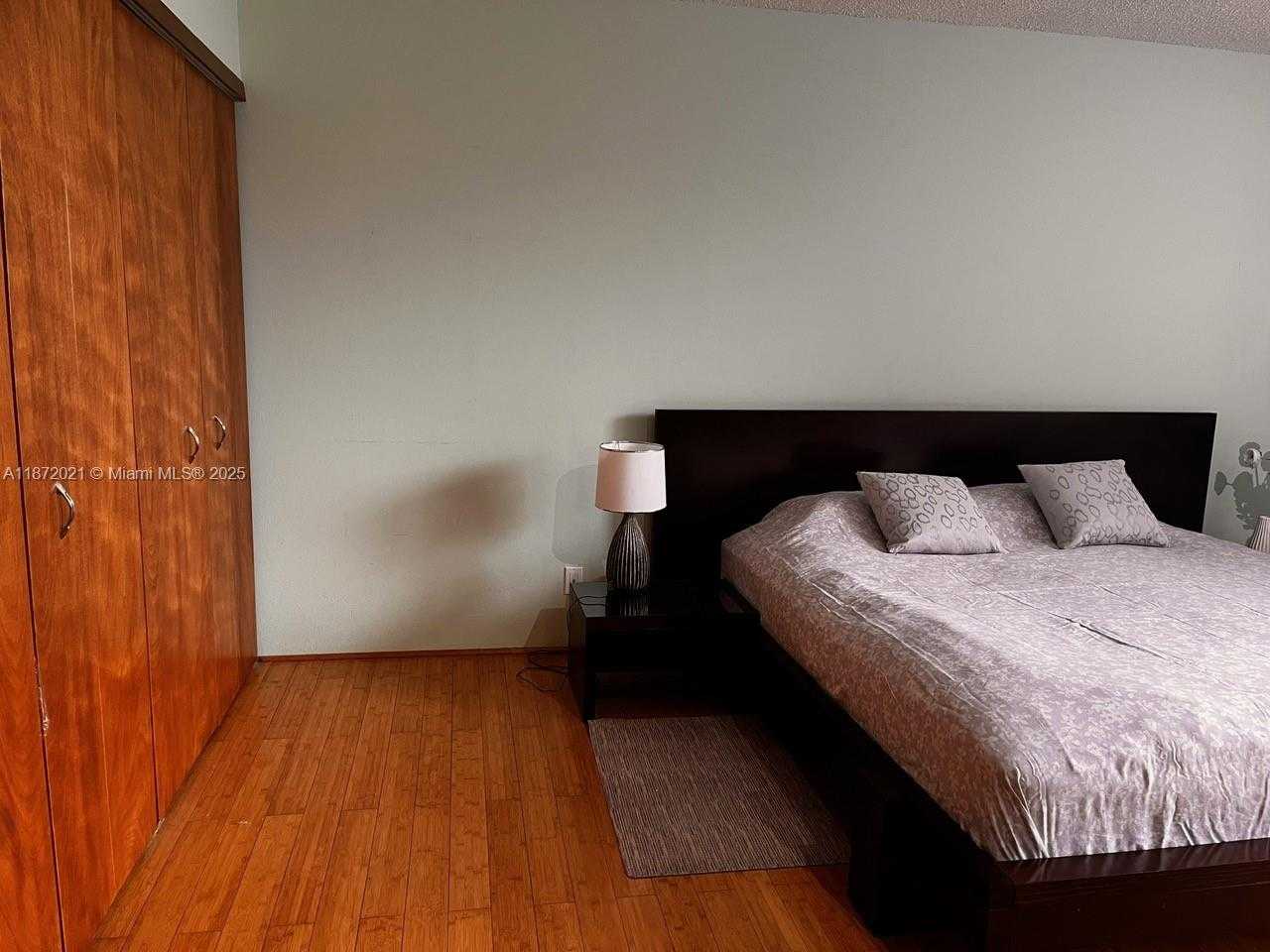 Small Image of Aventura Number 16