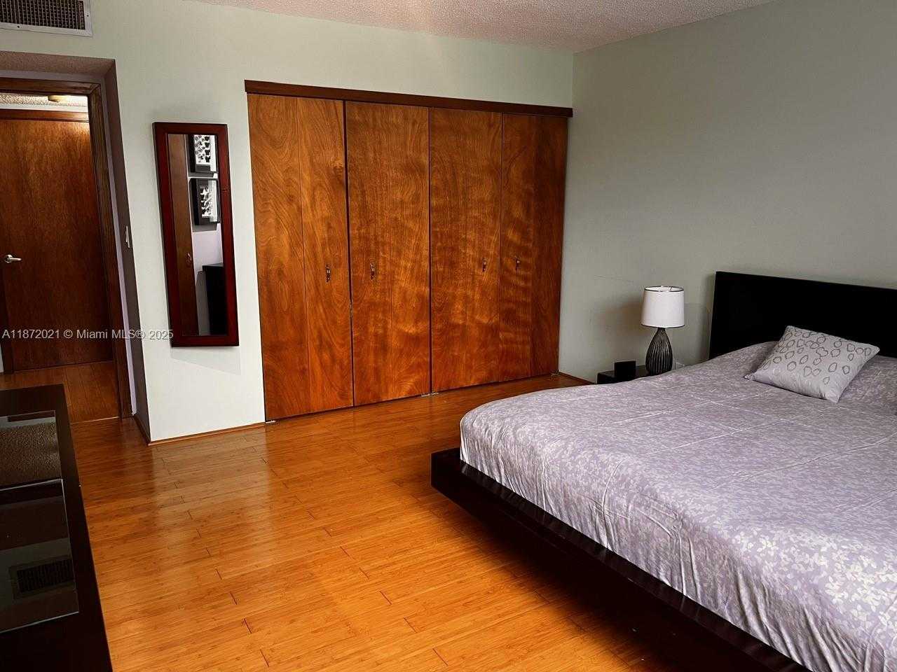 Small Image of Aventura Number 18