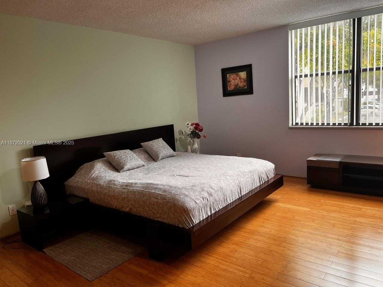 Small Image of Aventura Number 19