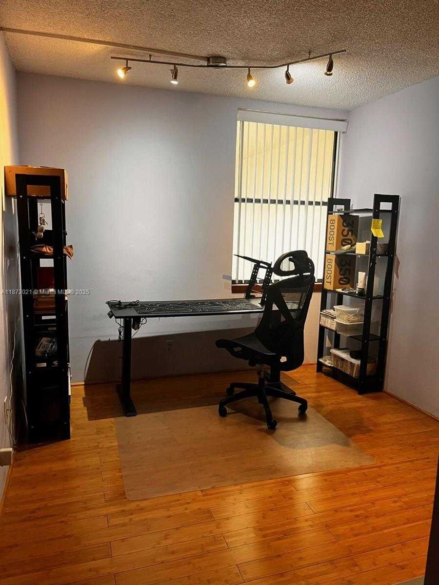 Small Image of Aventura Number 24