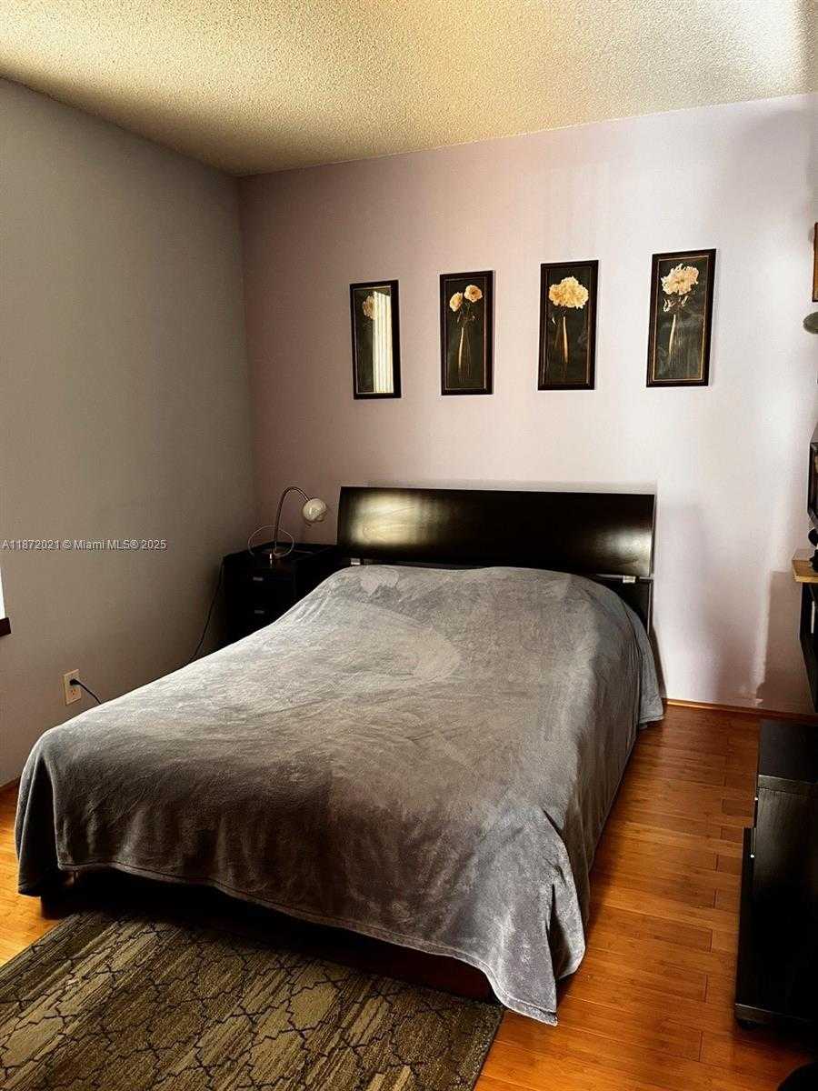 Small Image of Aventura Number 25