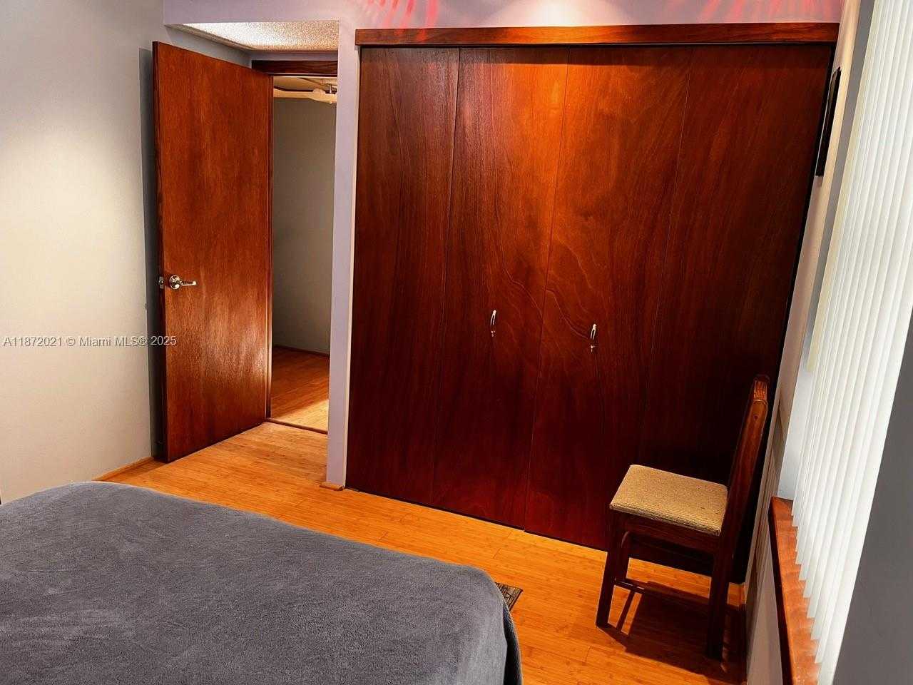 Small Image of Aventura Number 27