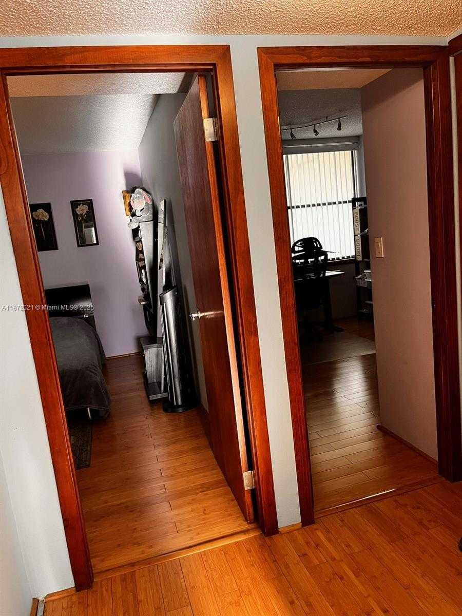 Small Image of Aventura Number 28