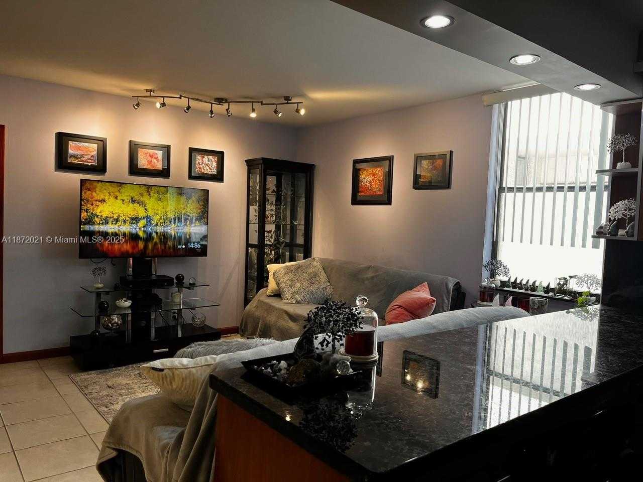 Small Image of Aventura Number 3