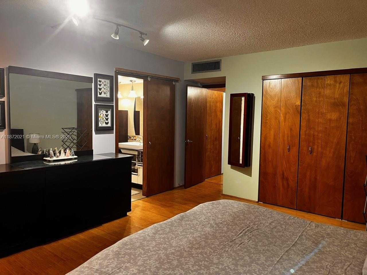 Small Image of Aventura Number 30