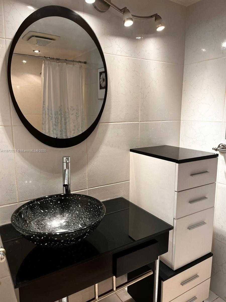 Small Image of Aventura Number 32