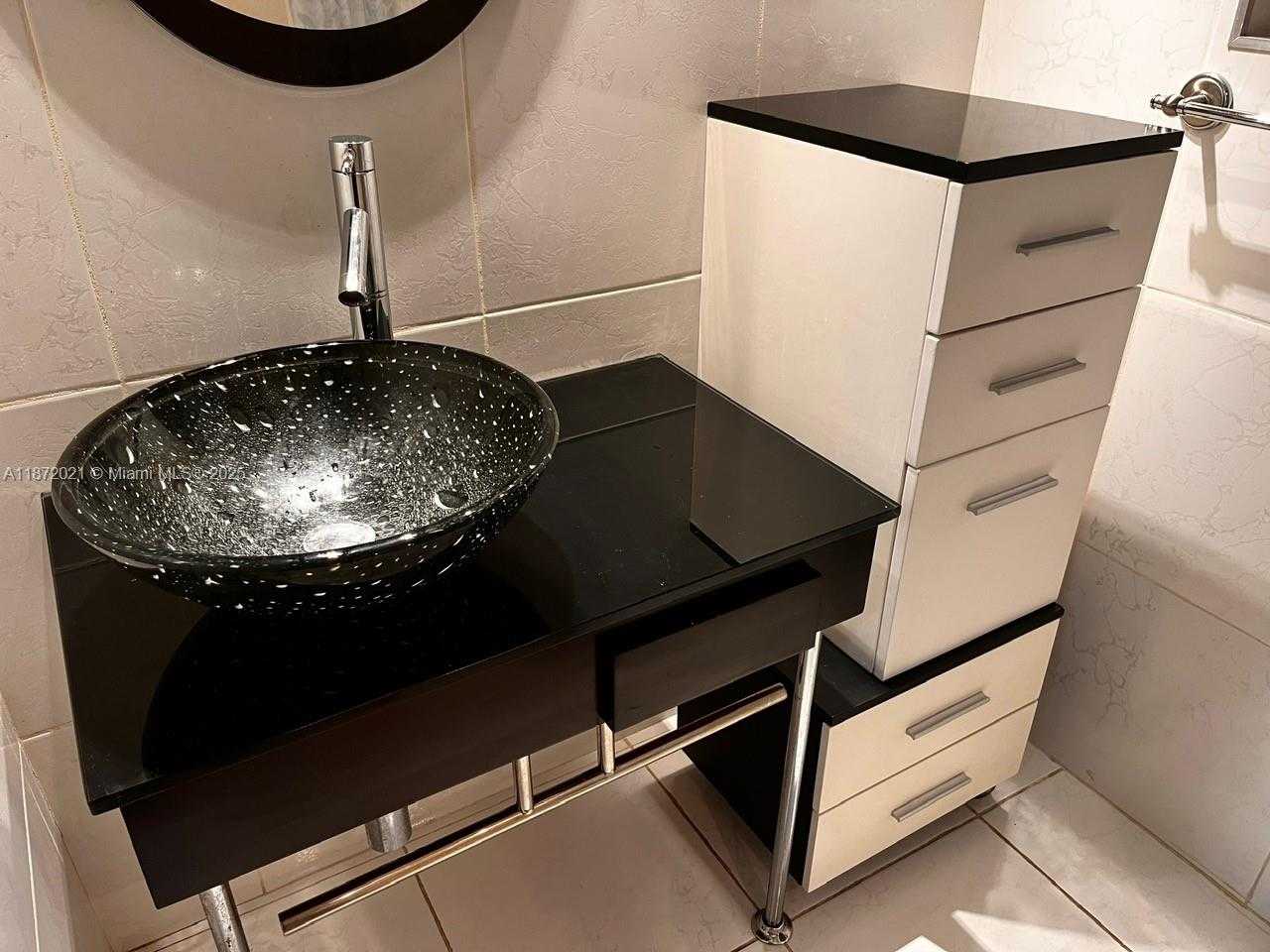 Small Image of Aventura Number 33