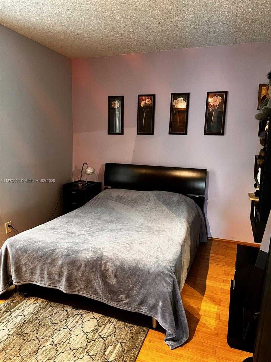Small Image of Aventura Number 34