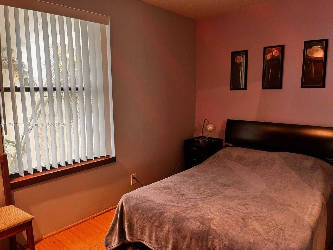 Small Image of Aventura Number 35