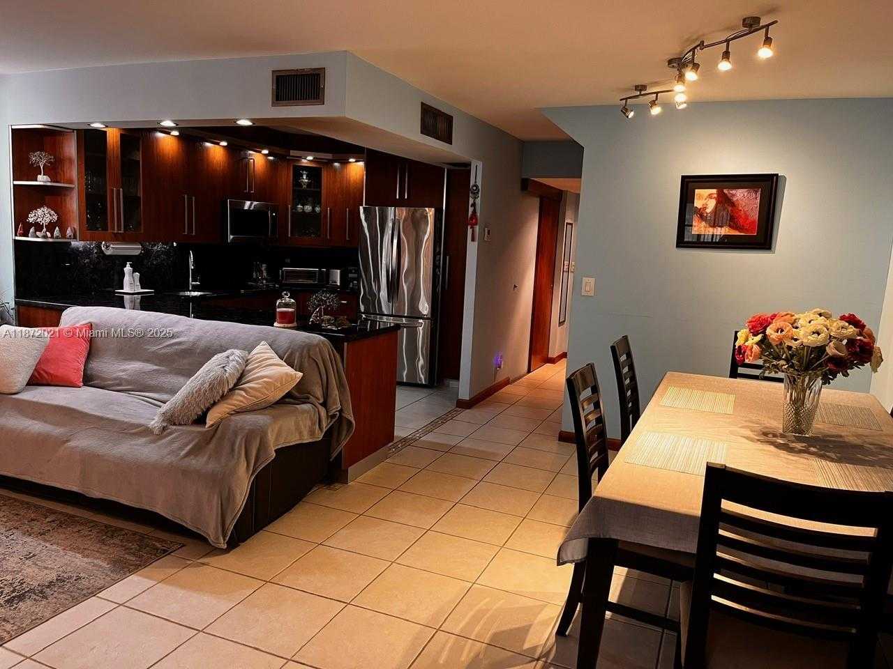 Small Image of Aventura Number 4