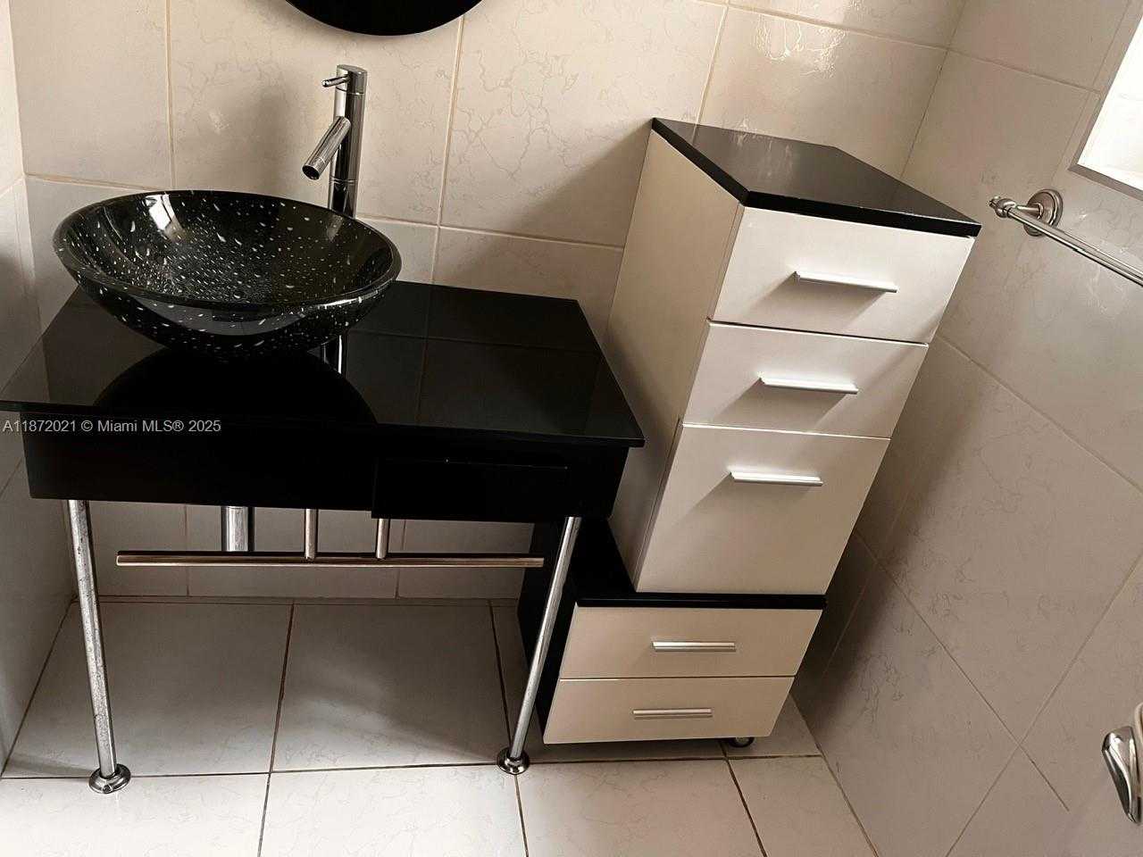 Small Image of Aventura Number 40