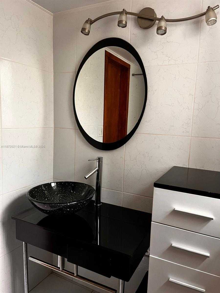 Small Image of Aventura Number 41