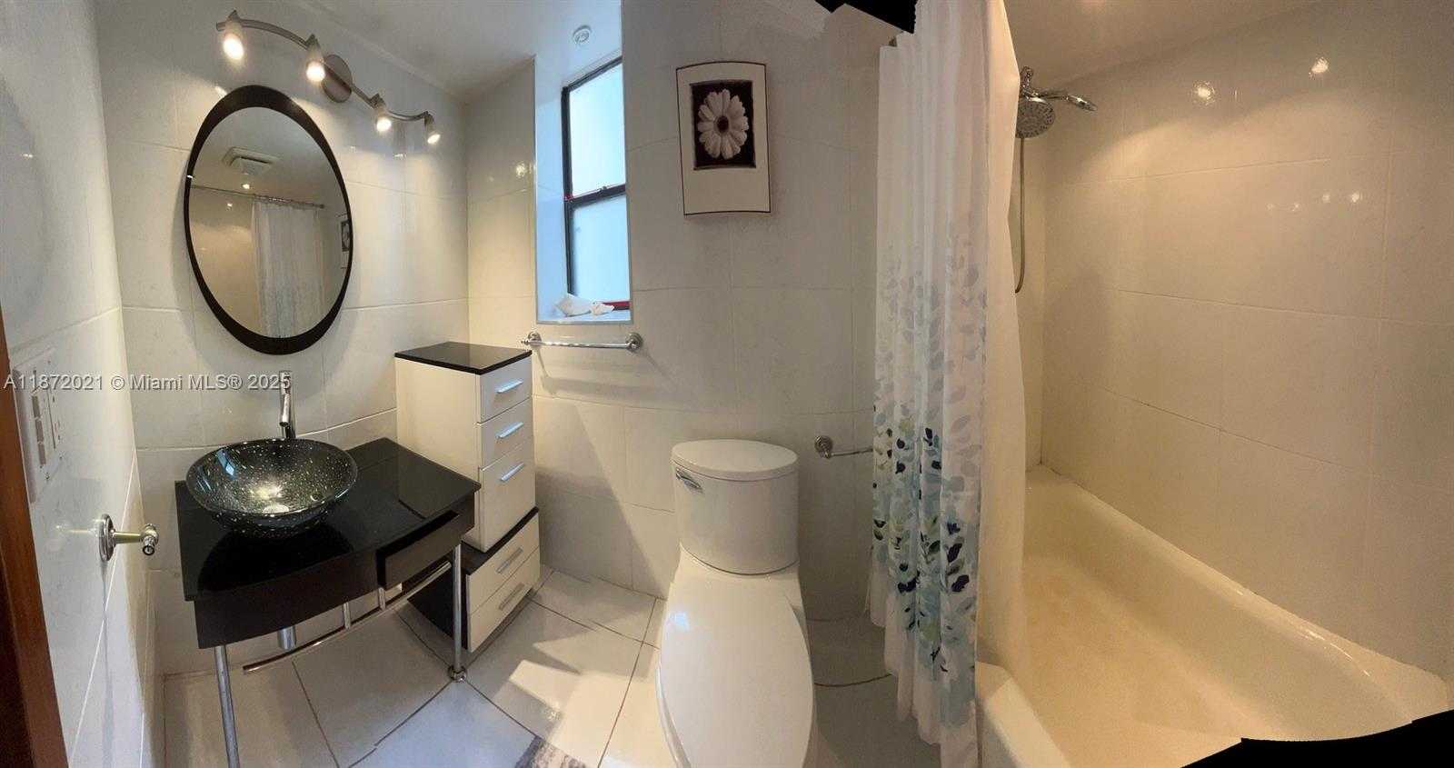Small Image of Aventura Number 42