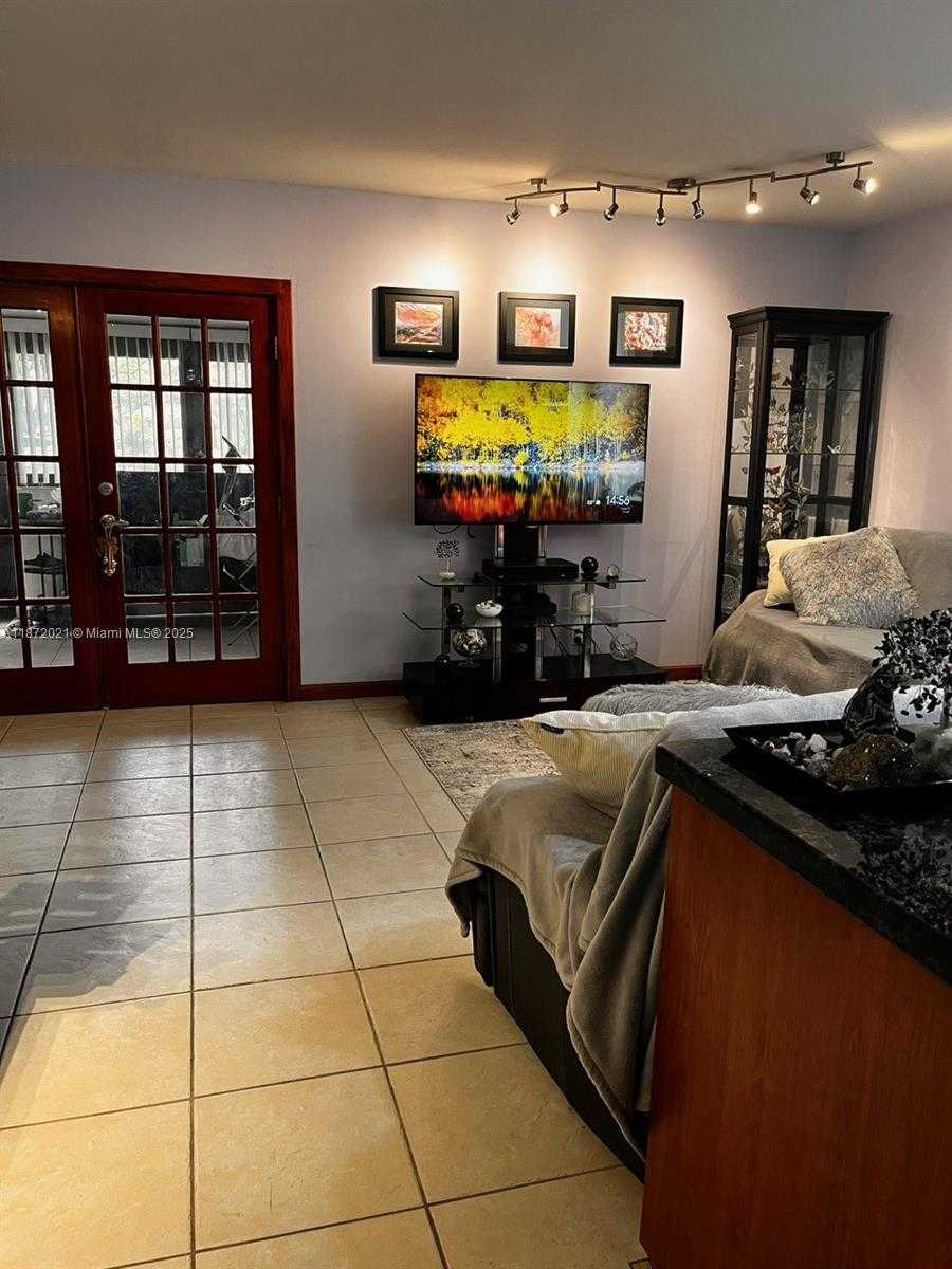 Small Image of Aventura Number 7