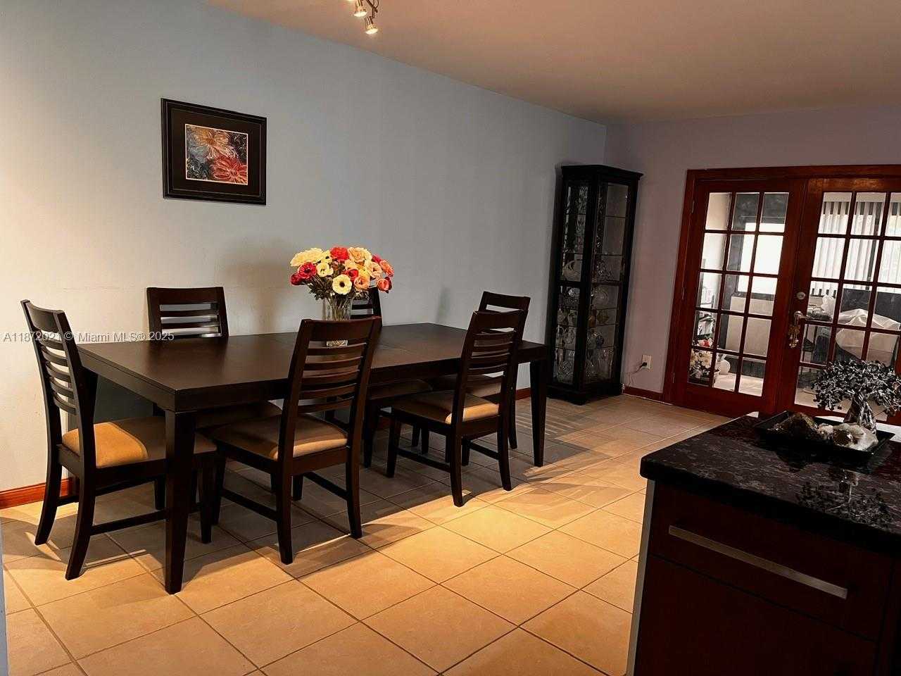 Small Image of Aventura Number 8