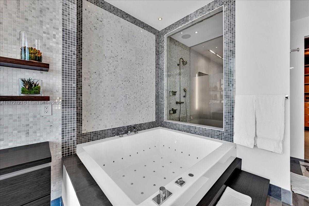 Small Image of 200 BISCAYNE BOULEVARD WAY #5401, Miami Number 22