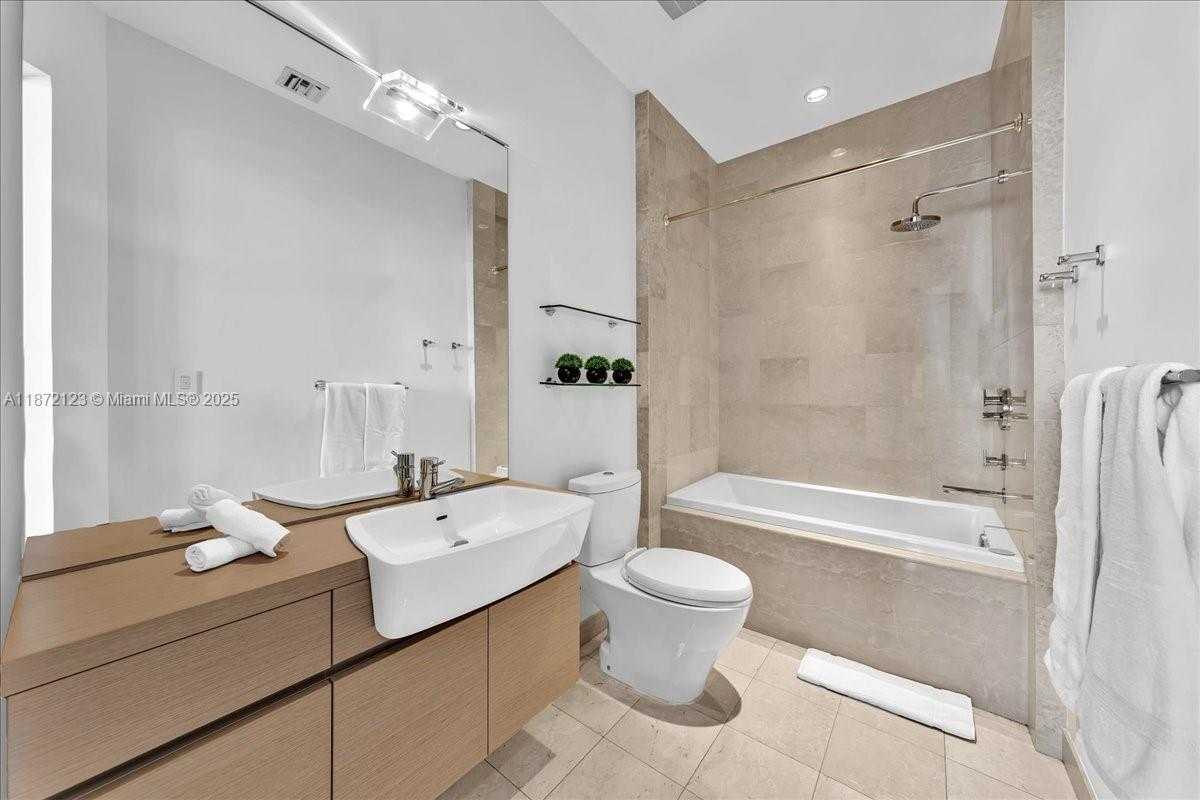 Small Image of 200 BISCAYNE BOULEVARD WAY #5401, Miami Number 28
