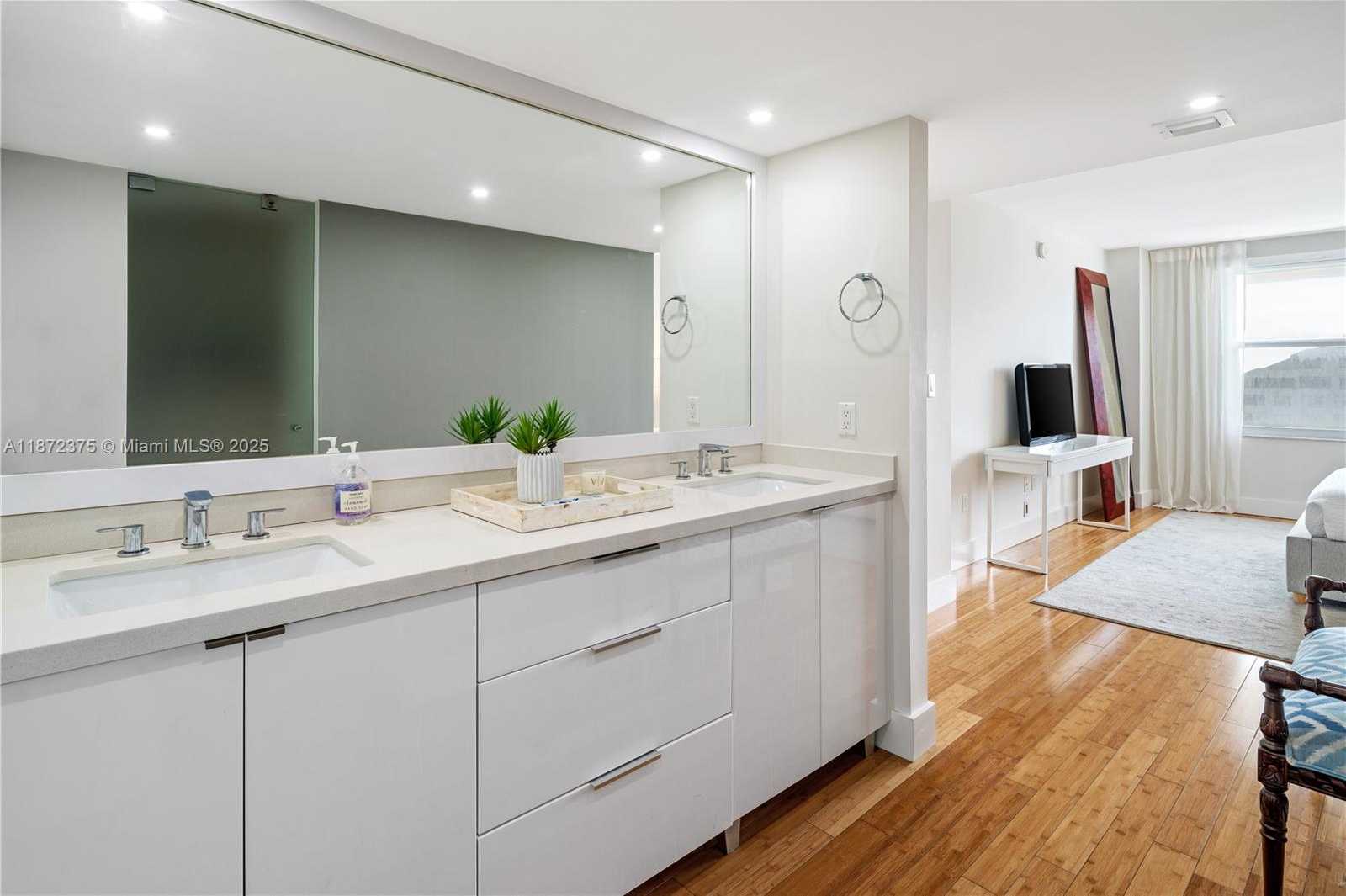 Small Image of 199 OCEAN LANE DR #1005, Key Biscayne Number 20