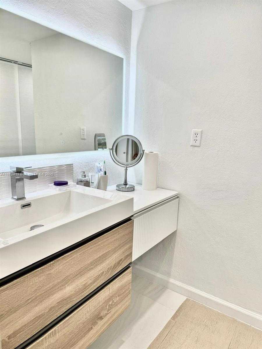 Small Image of 3375 NORTH COUNTRY CLUB DR #701, Aventura Number 21