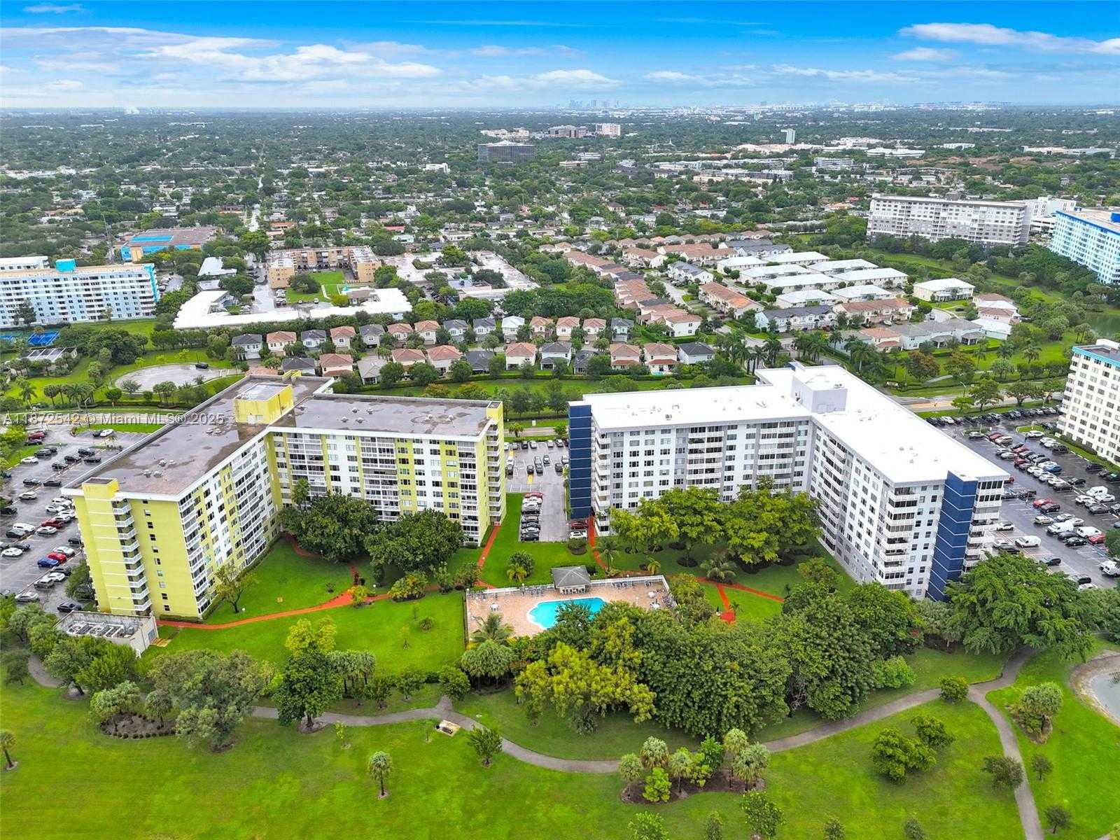 Small Image of 4350 HILLCREST DR #314, Hollywood Number 31