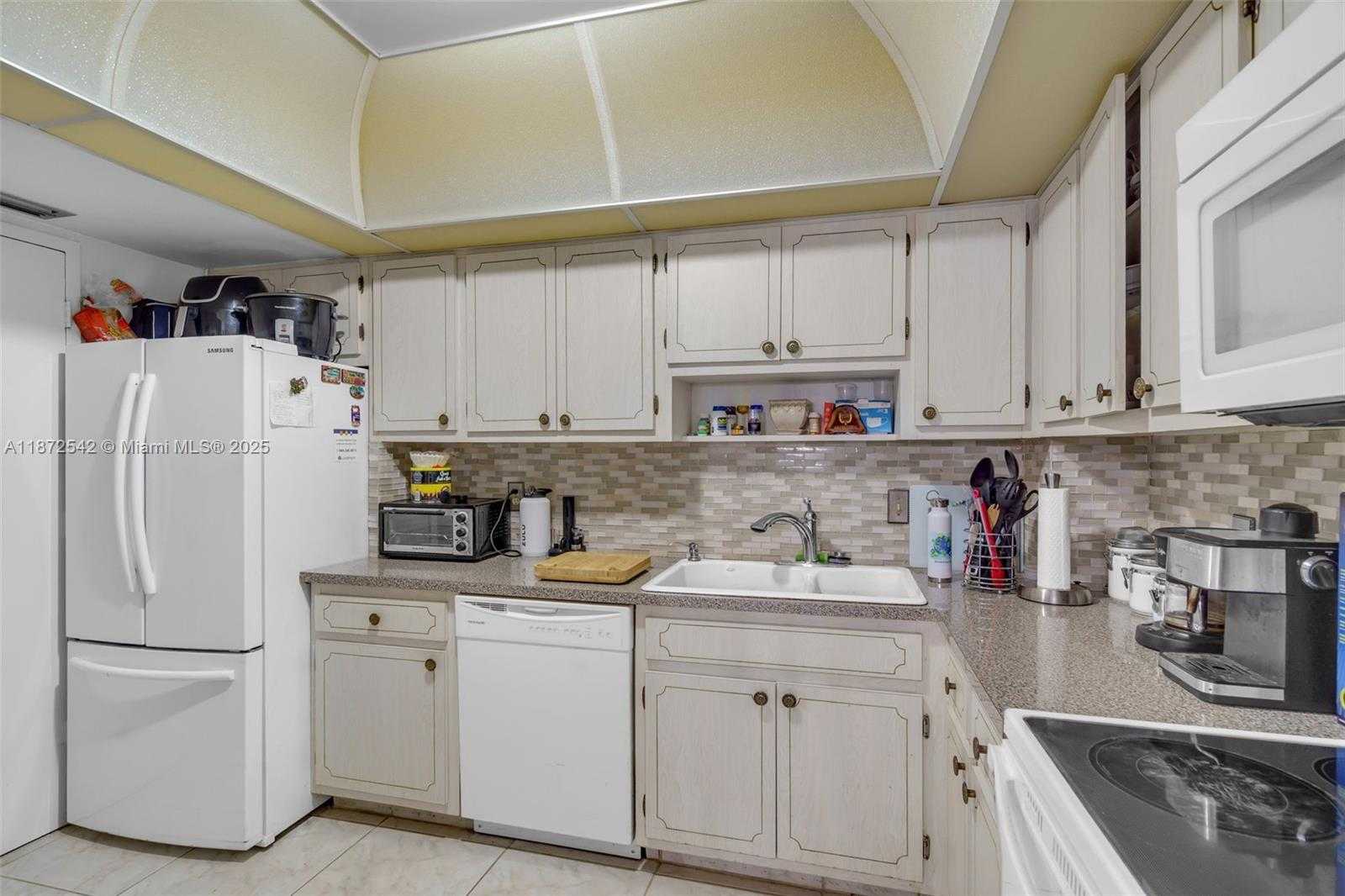 Small Image of 4350 HILLCREST DR #314, Hollywood Number 8
