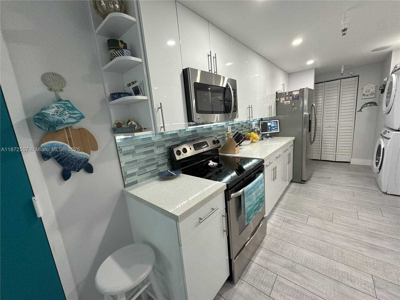 Small Image of 3200 COLLINS AVE #11-3, Miami Beach Number 11