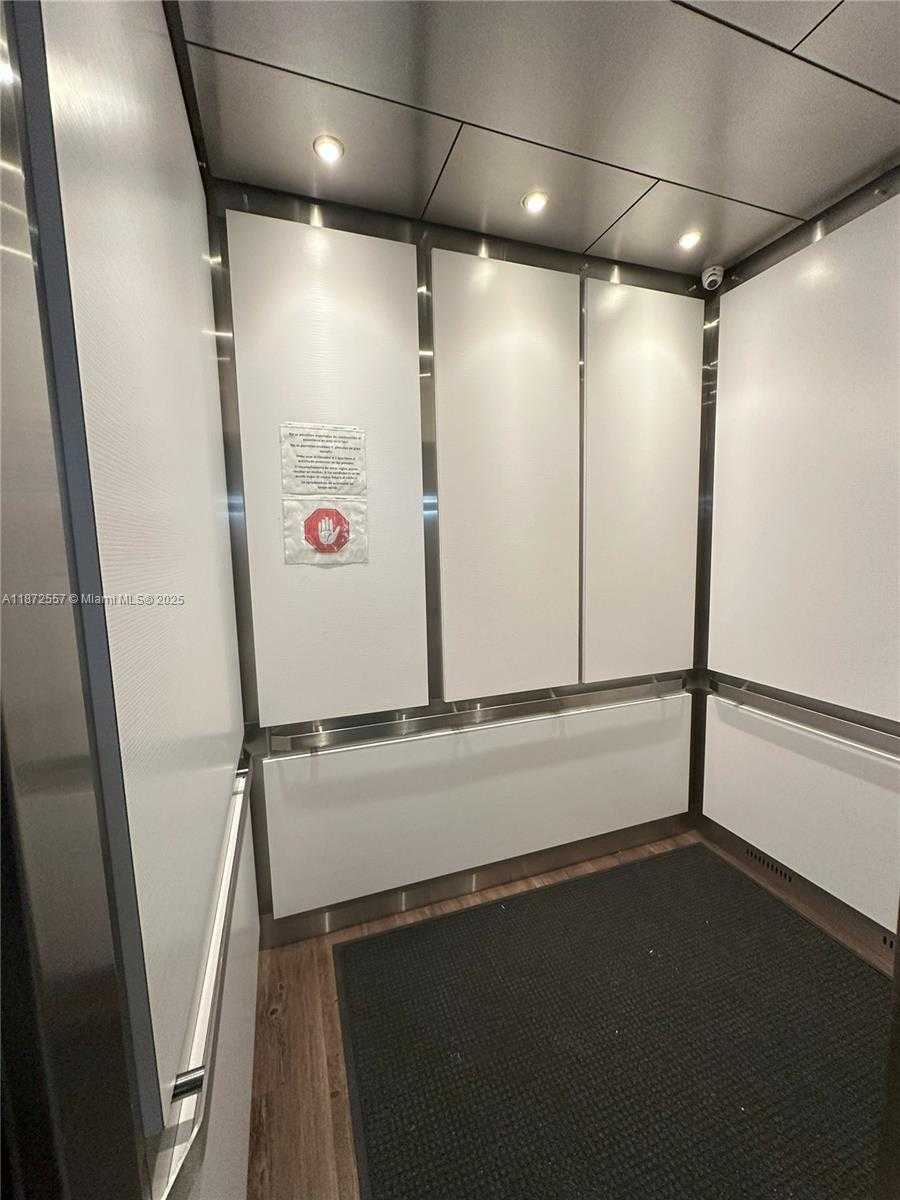 Small Image of 3200 COLLINS AVE #11-3, Miami Beach Number 27
