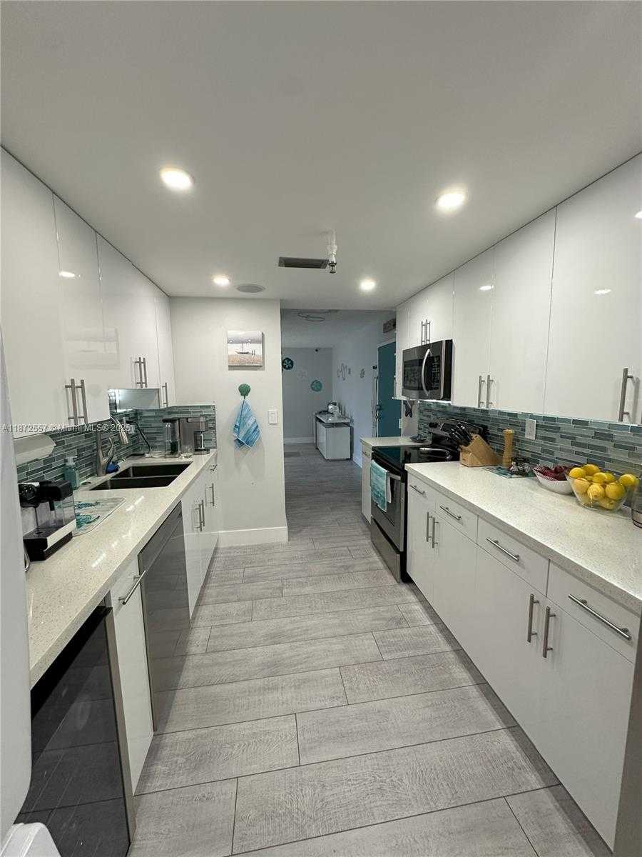 Small Image of 3200 COLLINS AVE #11-3, Miami Beach Number 9