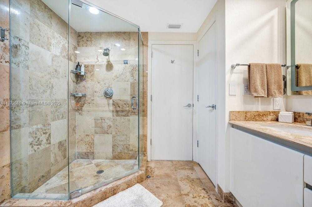 Small Image of 1455 OCEAN DR #904, Miami Beach Number 10